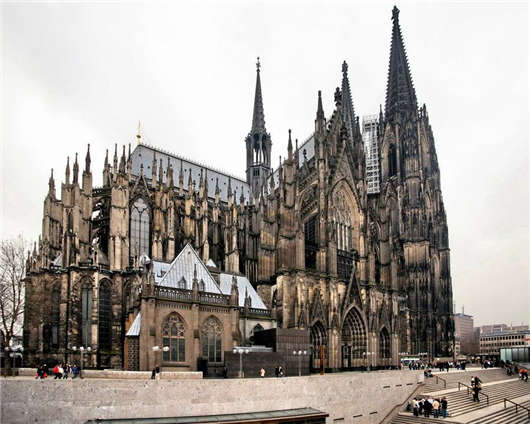 德國(guó)經(jīng)濟(jì)發(fā)展速猛，缺少大量人才補(bǔ)充