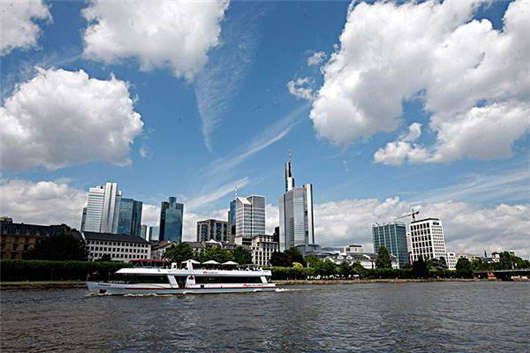 德國(guó)法蘭克福騎自行車的人大聲響起安全路徑